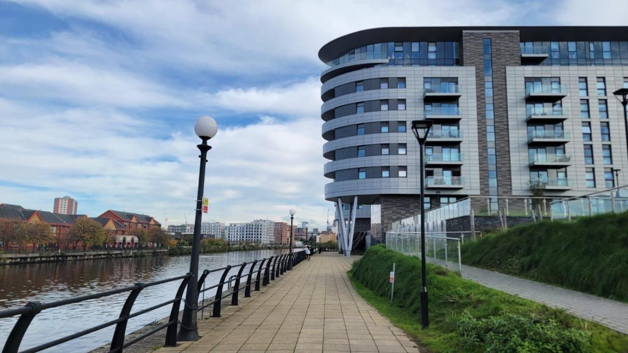 Manchester'S Luxurious 2-Bed Haven With Balcony - Canal Views & Proximity To Manchester United Exterior photo