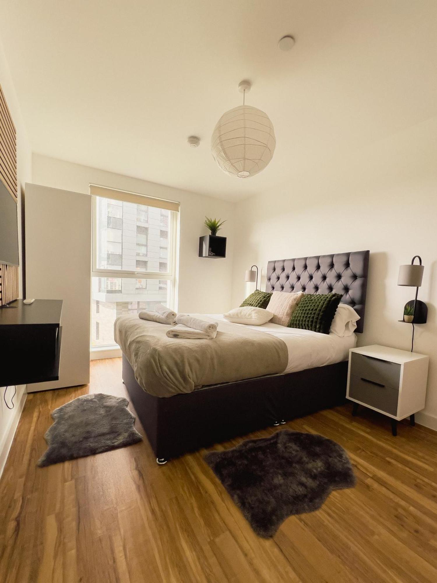 Manchester'S Luxurious 2-Bed Haven With Balcony - Canal Views & Proximity To Manchester United Exterior photo
