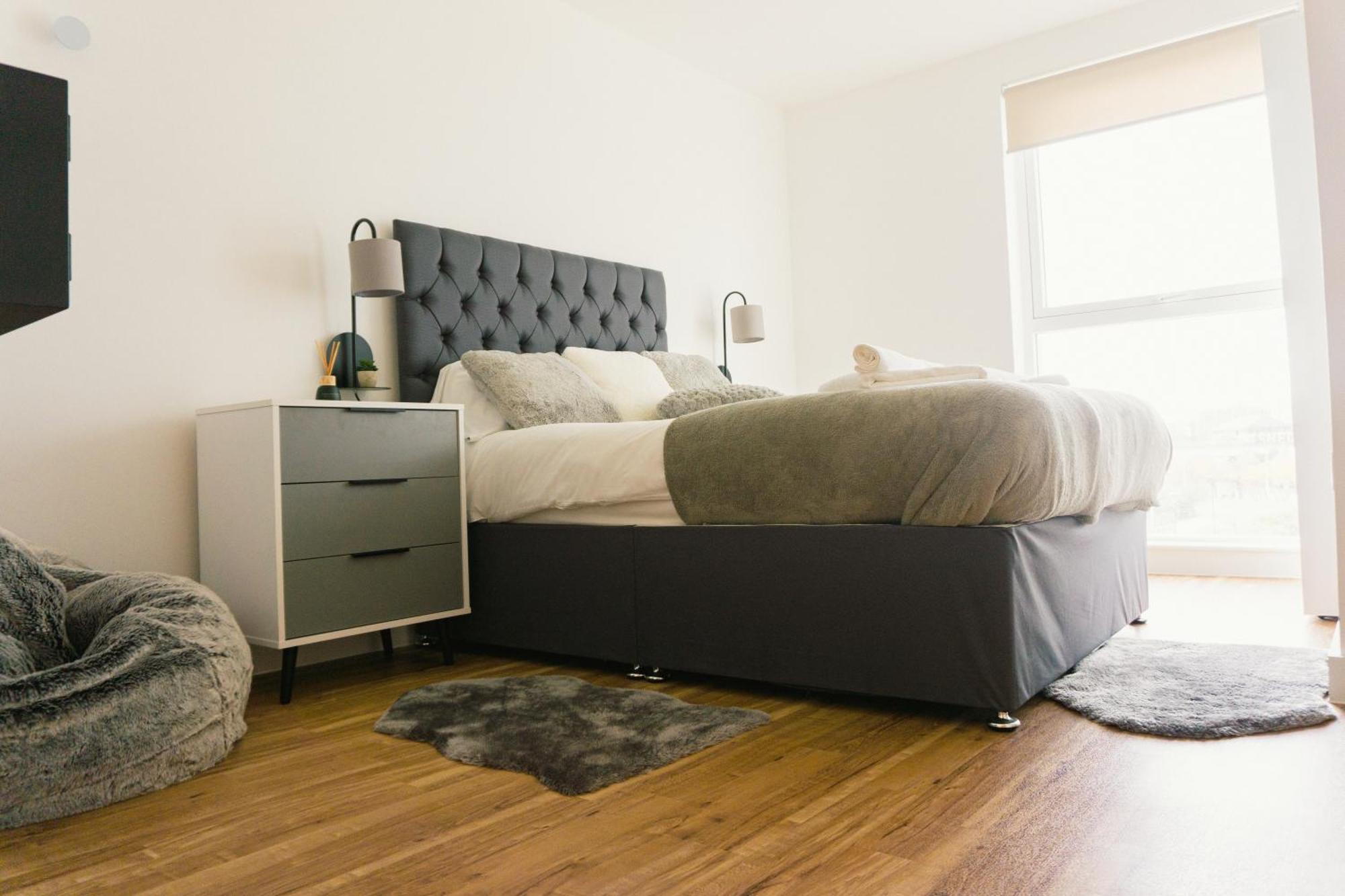 Manchester'S Luxurious 2-Bed Haven With Balcony - Canal Views & Proximity To Manchester United Exterior photo