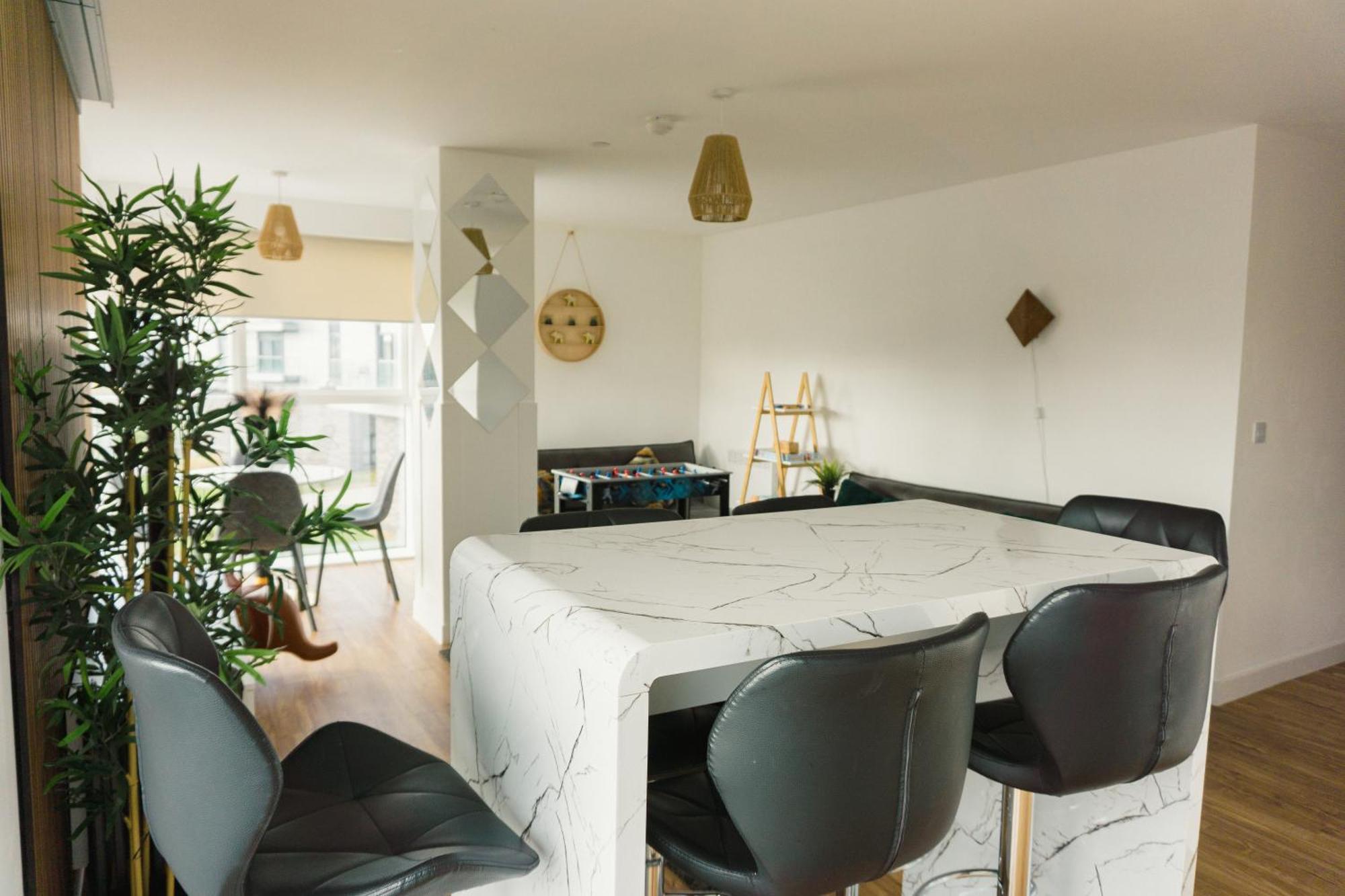 Manchester'S Luxurious 2-Bed Haven With Balcony - Canal Views & Proximity To Manchester United Exterior photo