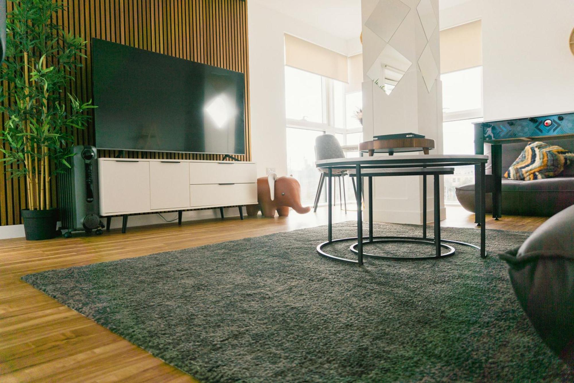 Manchester'S Luxurious 2-Bed Haven With Balcony - Canal Views & Proximity To Manchester United Exterior photo