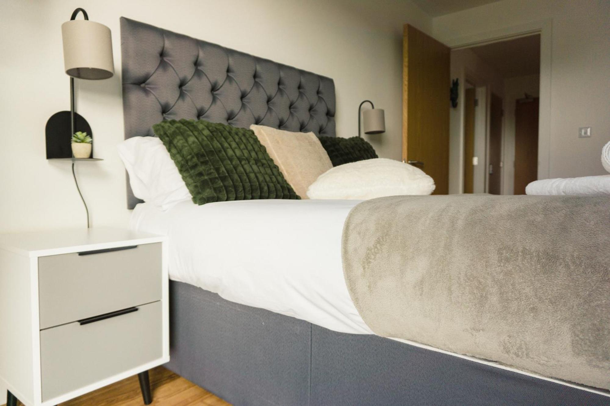 Manchester'S Luxurious 2-Bed Haven With Balcony - Canal Views & Proximity To Manchester United Exterior photo