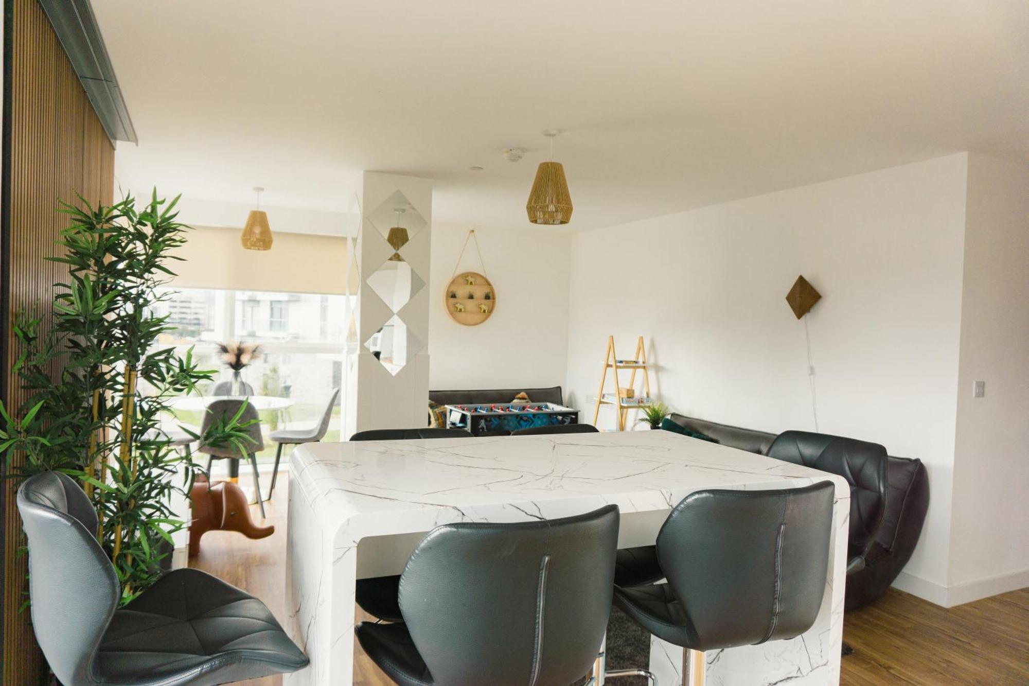 Manchester'S Luxurious 2-Bed Haven With Balcony - Canal Views & Proximity To Manchester United Exterior photo