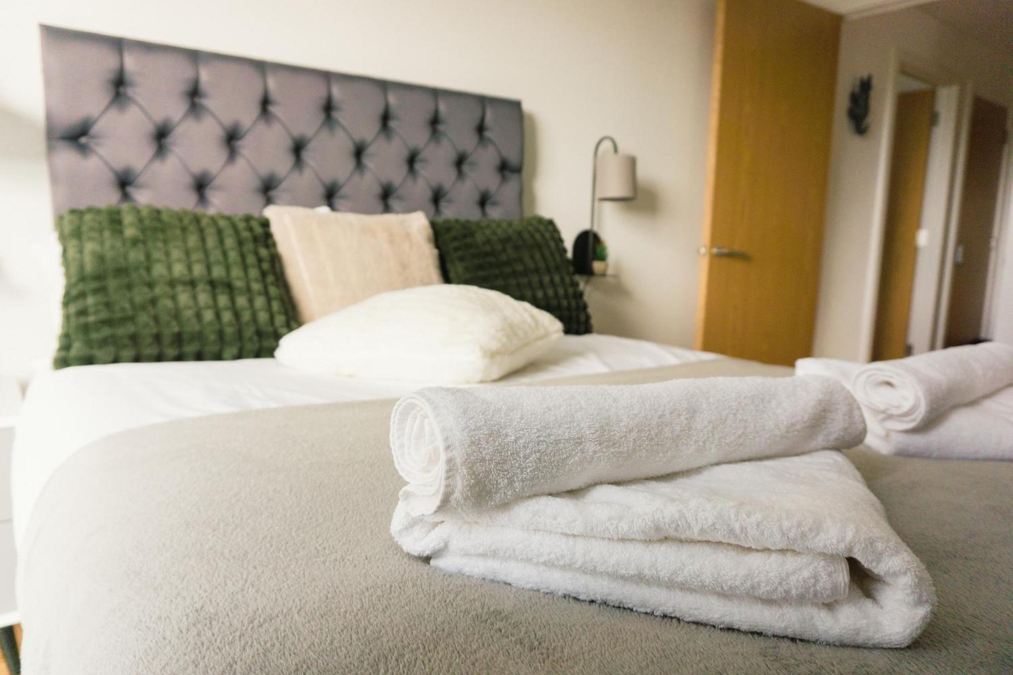 Manchester'S Luxurious 2-Bed Haven With Balcony - Canal Views & Proximity To Manchester United Exterior photo