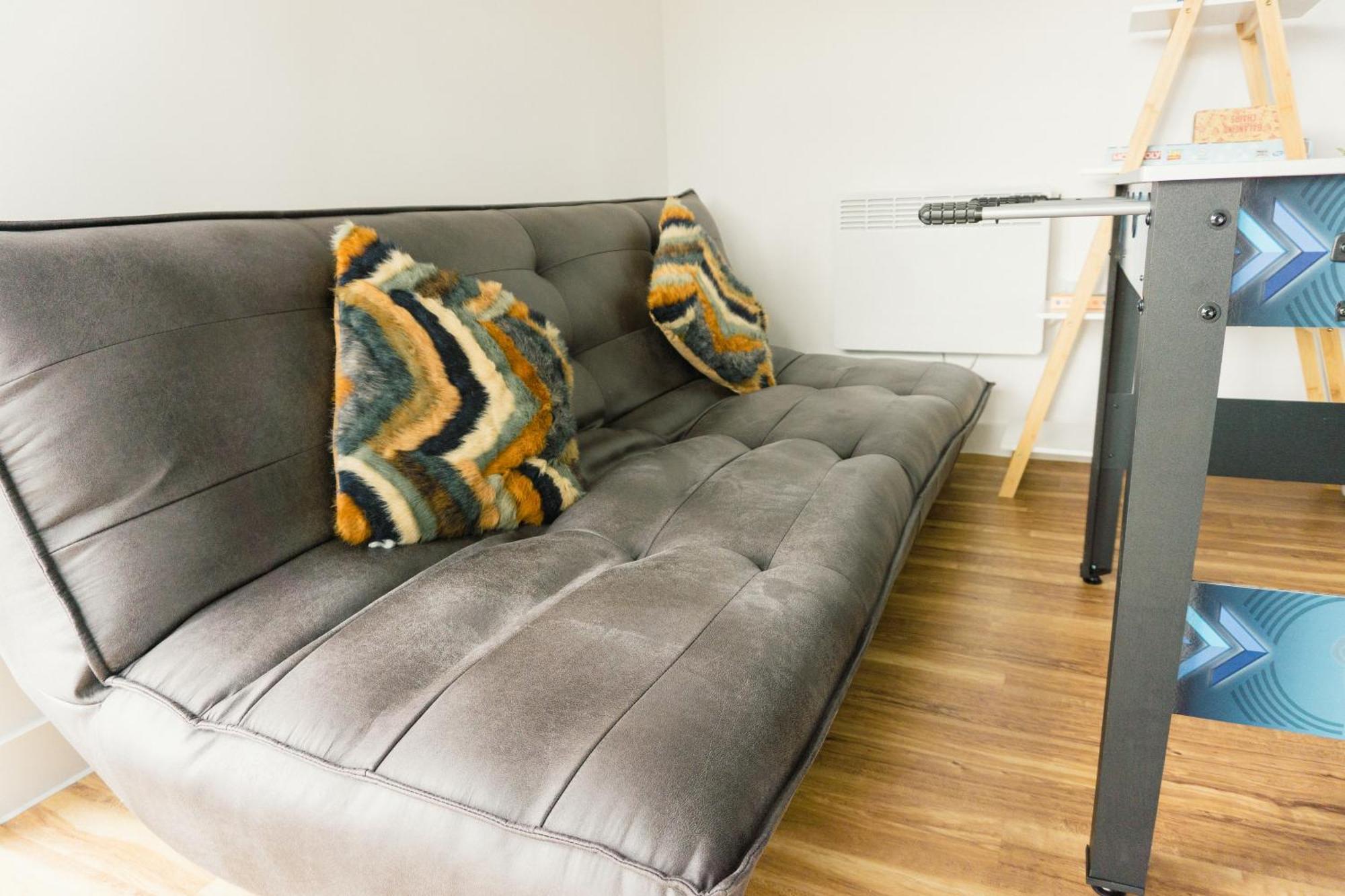 Manchester'S Luxurious 2-Bed Haven With Balcony - Canal Views & Proximity To Manchester United Exterior photo