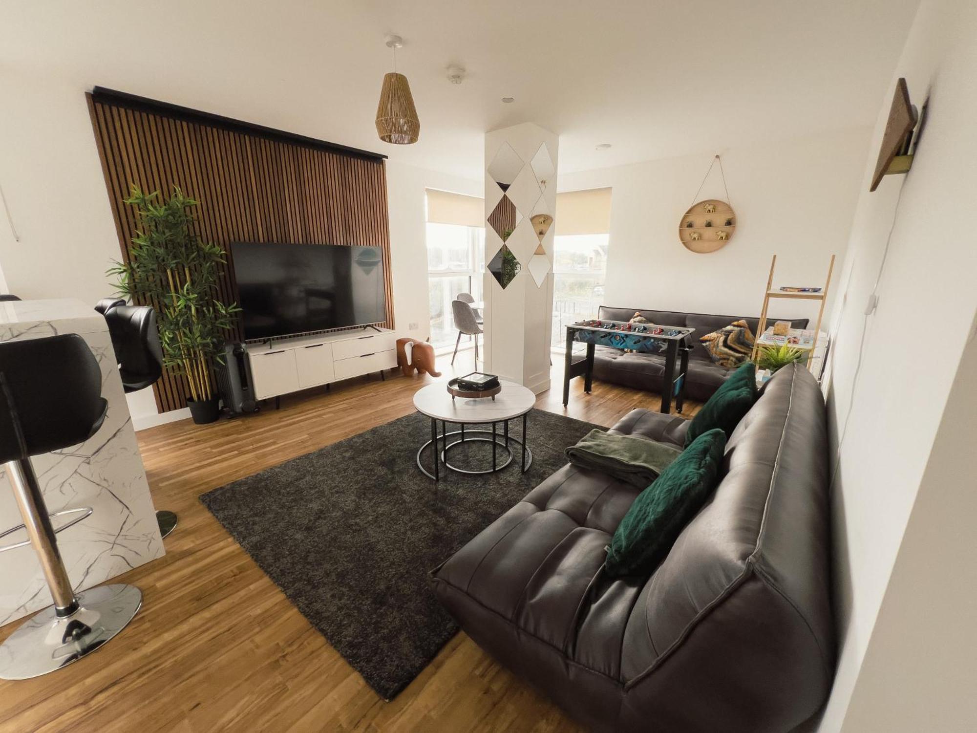 Manchester'S Luxurious 2-Bed Haven With Balcony - Canal Views & Proximity To Manchester United Exterior photo