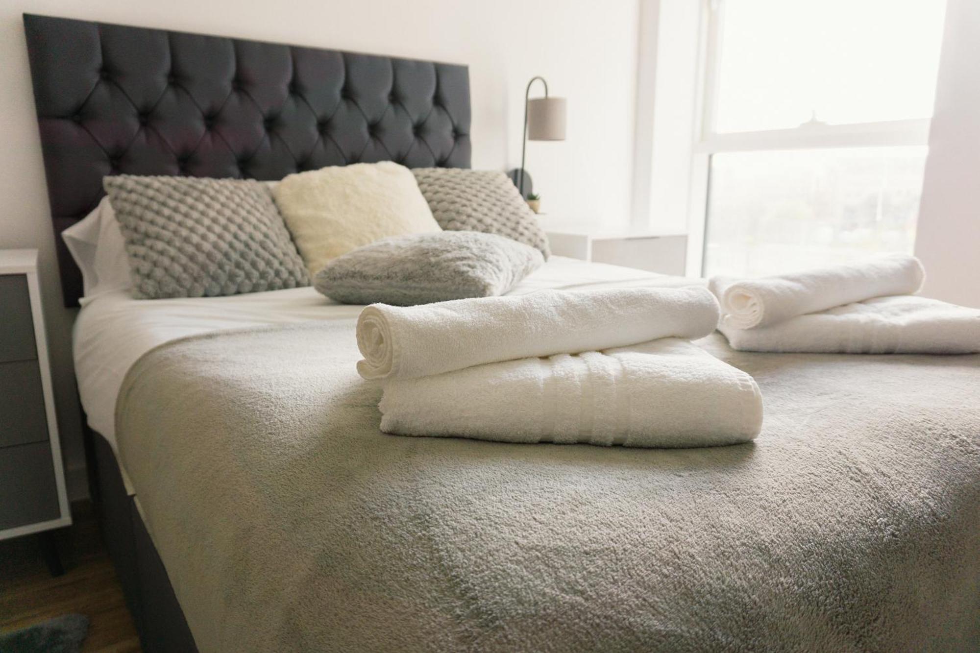 Manchester'S Luxurious 2-Bed Haven With Balcony - Canal Views & Proximity To Manchester United Exterior photo