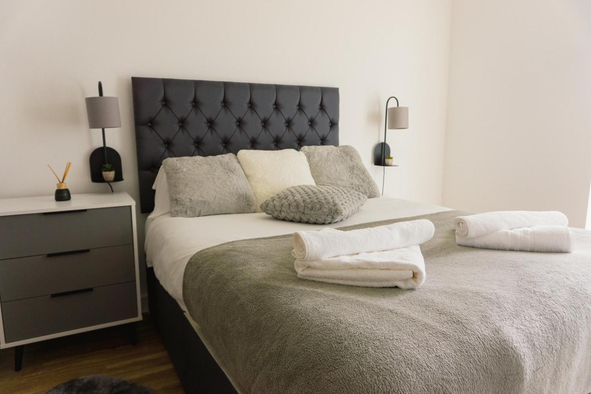 Manchester'S Luxurious 2-Bed Haven With Balcony - Canal Views & Proximity To Manchester United Exterior photo
