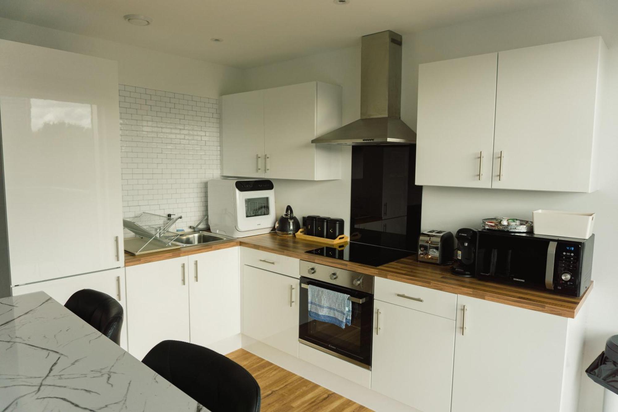 Manchester'S Luxurious 2-Bed Haven With Balcony - Canal Views & Proximity To Manchester United Exterior photo