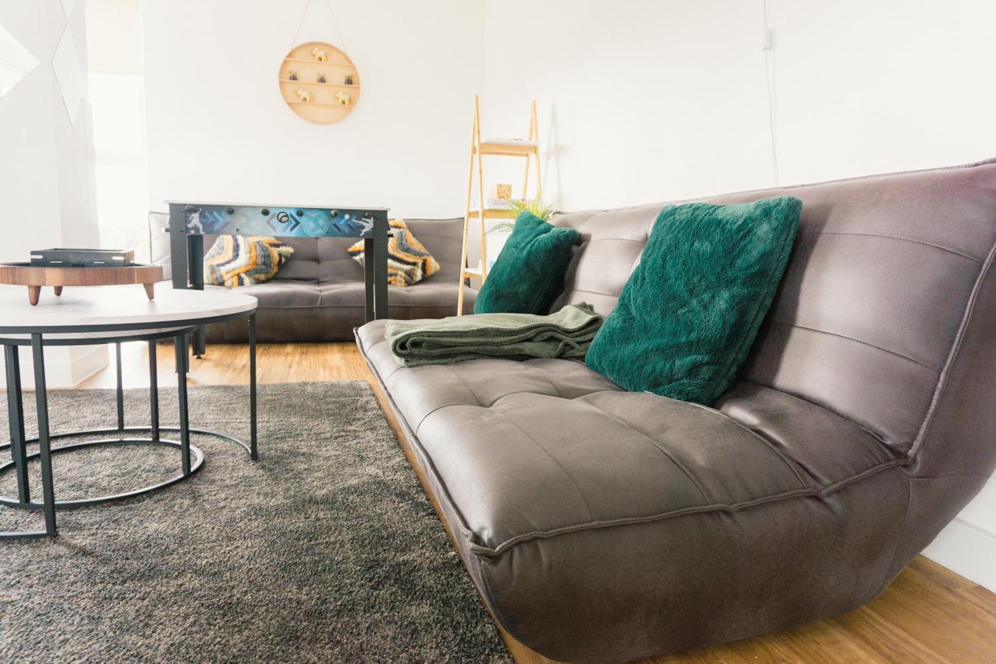 Manchester'S Luxurious 2-Bed Haven With Balcony - Canal Views & Proximity To Manchester United Exterior photo