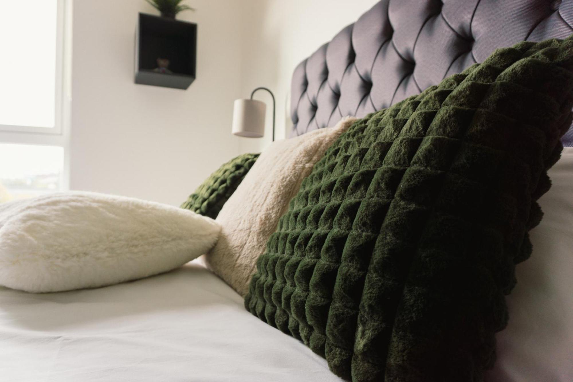 Manchester'S Luxurious 2-Bed Haven With Balcony - Canal Views & Proximity To Manchester United Exterior photo