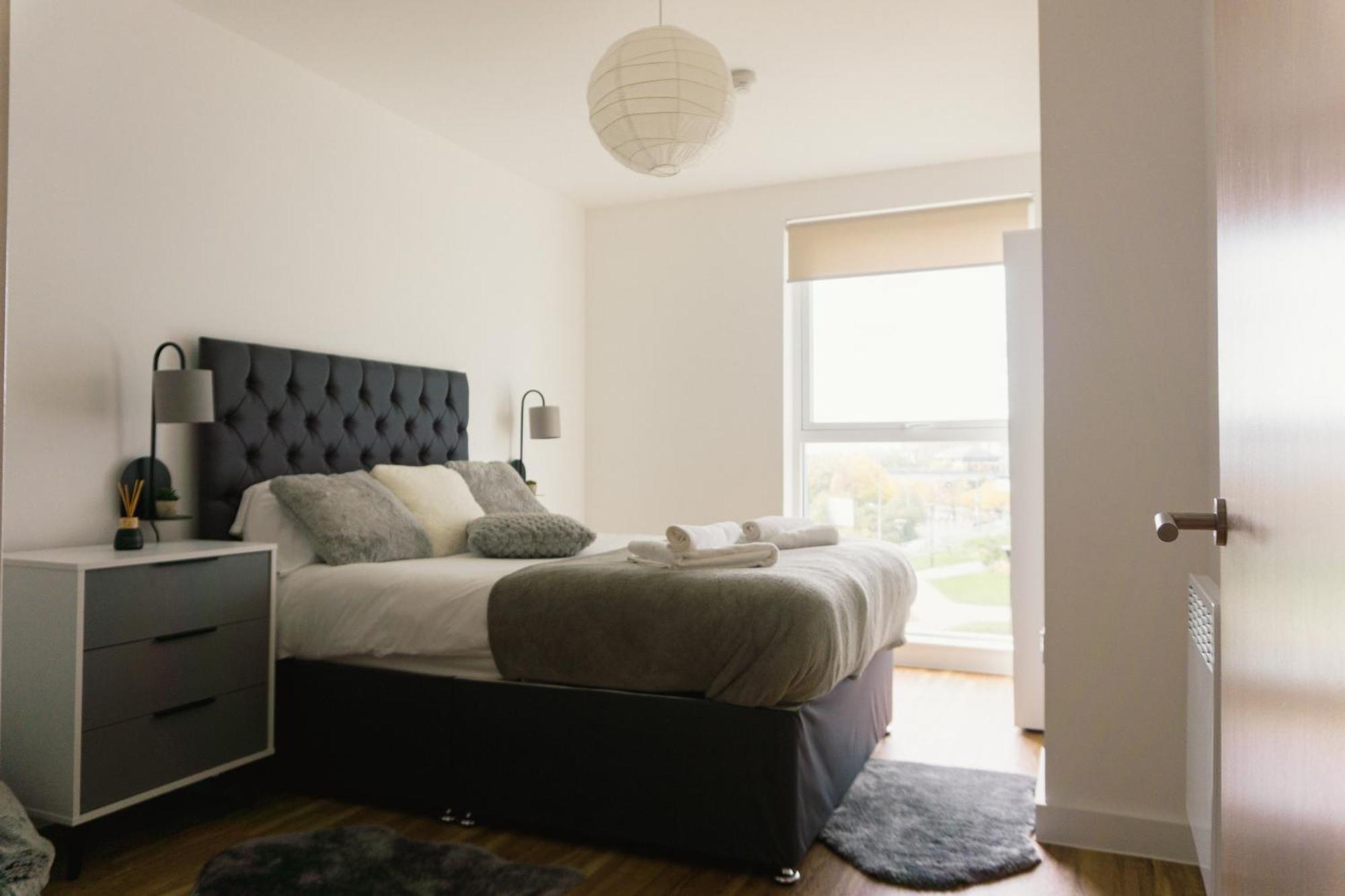 Manchester'S Luxurious 2-Bed Haven With Balcony - Canal Views & Proximity To Manchester United Exterior photo