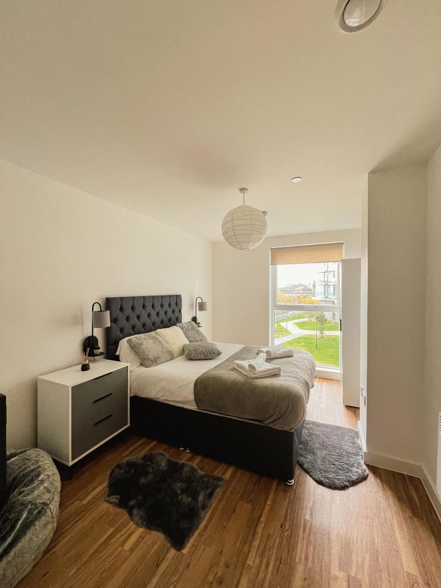 Manchester'S Luxurious 2-Bed Haven With Balcony - Canal Views & Proximity To Manchester United Exterior photo